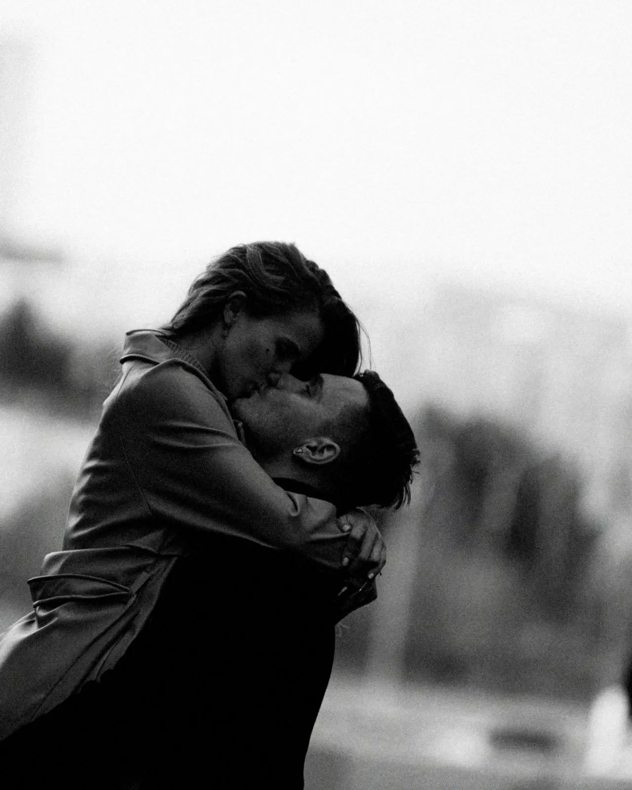 Connexion émotionnelle en thérapie de couple - Christophe Gence, psychologue psychothérapeute Un couple s'embrassant tendrement, symbolisant la connexion et le travail émotionnel dans une thérapie de couple.