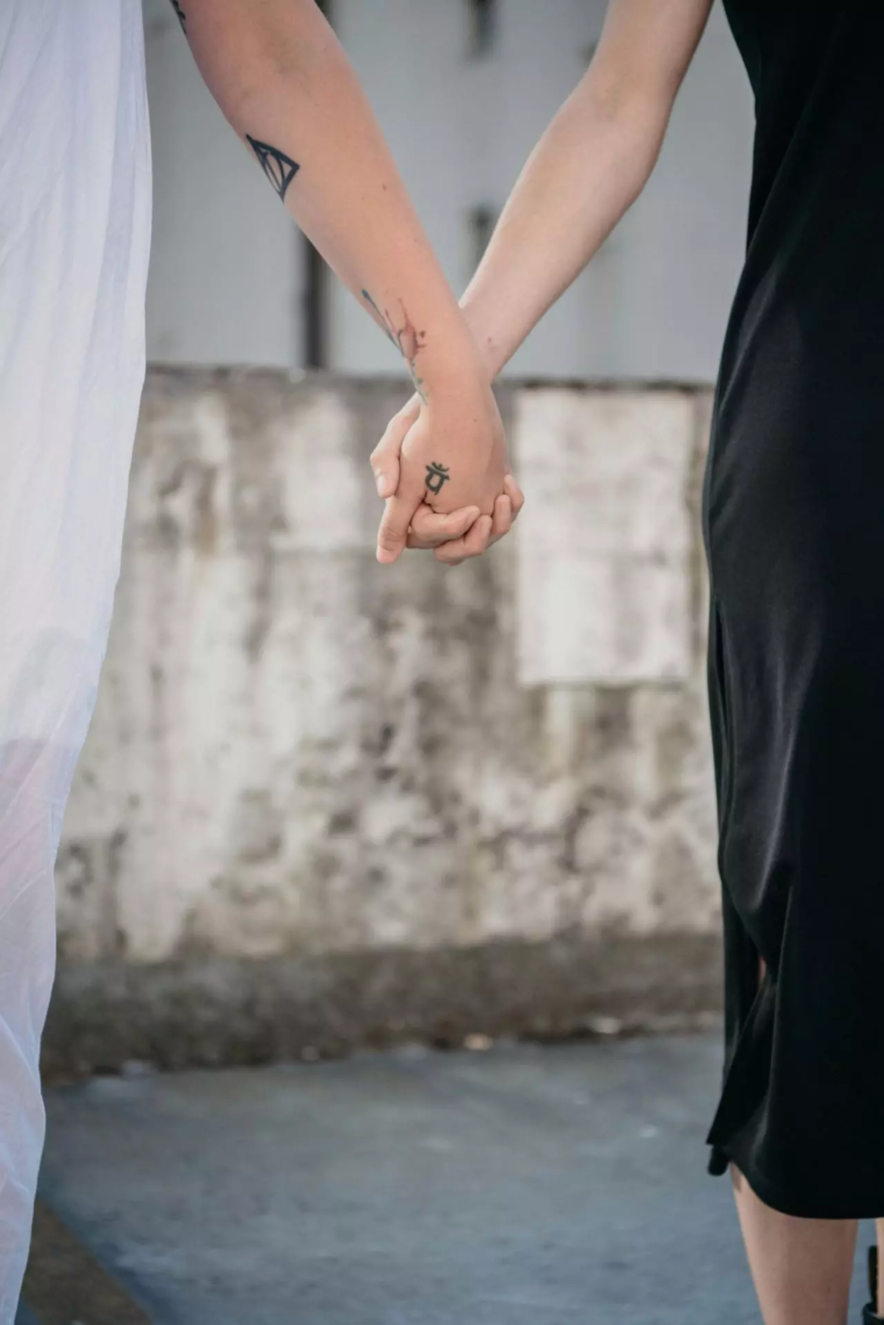 psychologue-yverdon-couple Deux personnes se tenant la main, symbolisant la connexion et la vulnérabilité dans une relation amoureuse.