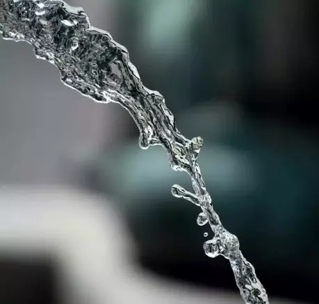 Suivi psychologique à Yverdon par Christophe Gence - Soutien pour la transformation et le bien-être. Jet d’eau en mouvement, symbolisant à la fois le lien et la fluidité dans un accompagnement psychologique